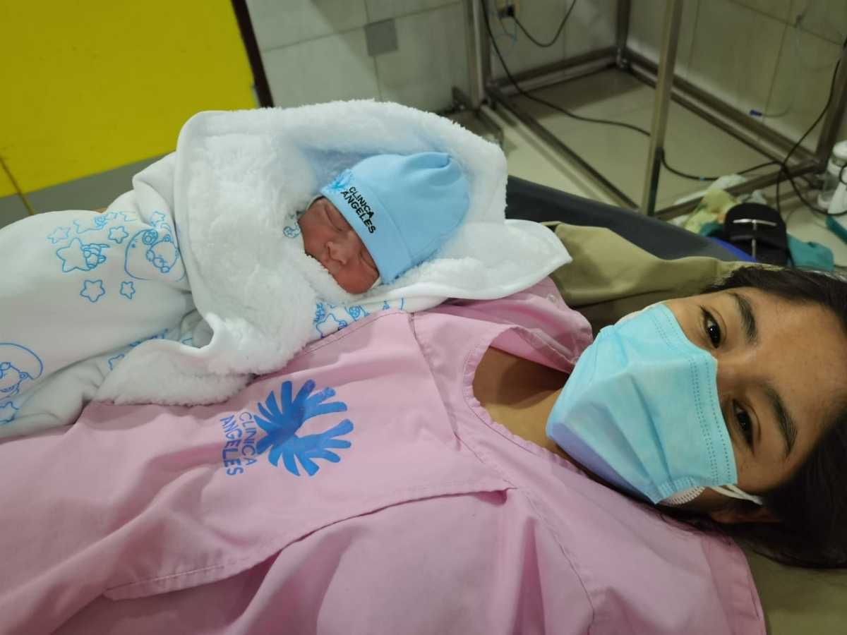 Equipo médico de Clínica Ángeles atendiendo a una familia