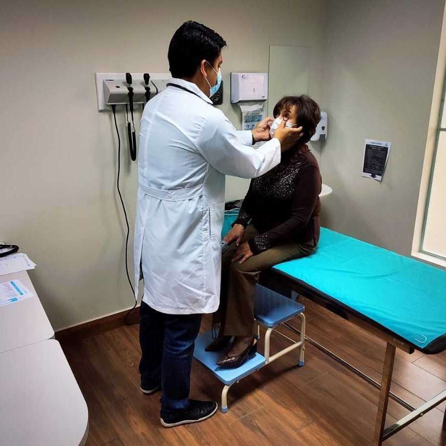 Consultorio médico ordenado y atención profesional en Clínica Ángeles