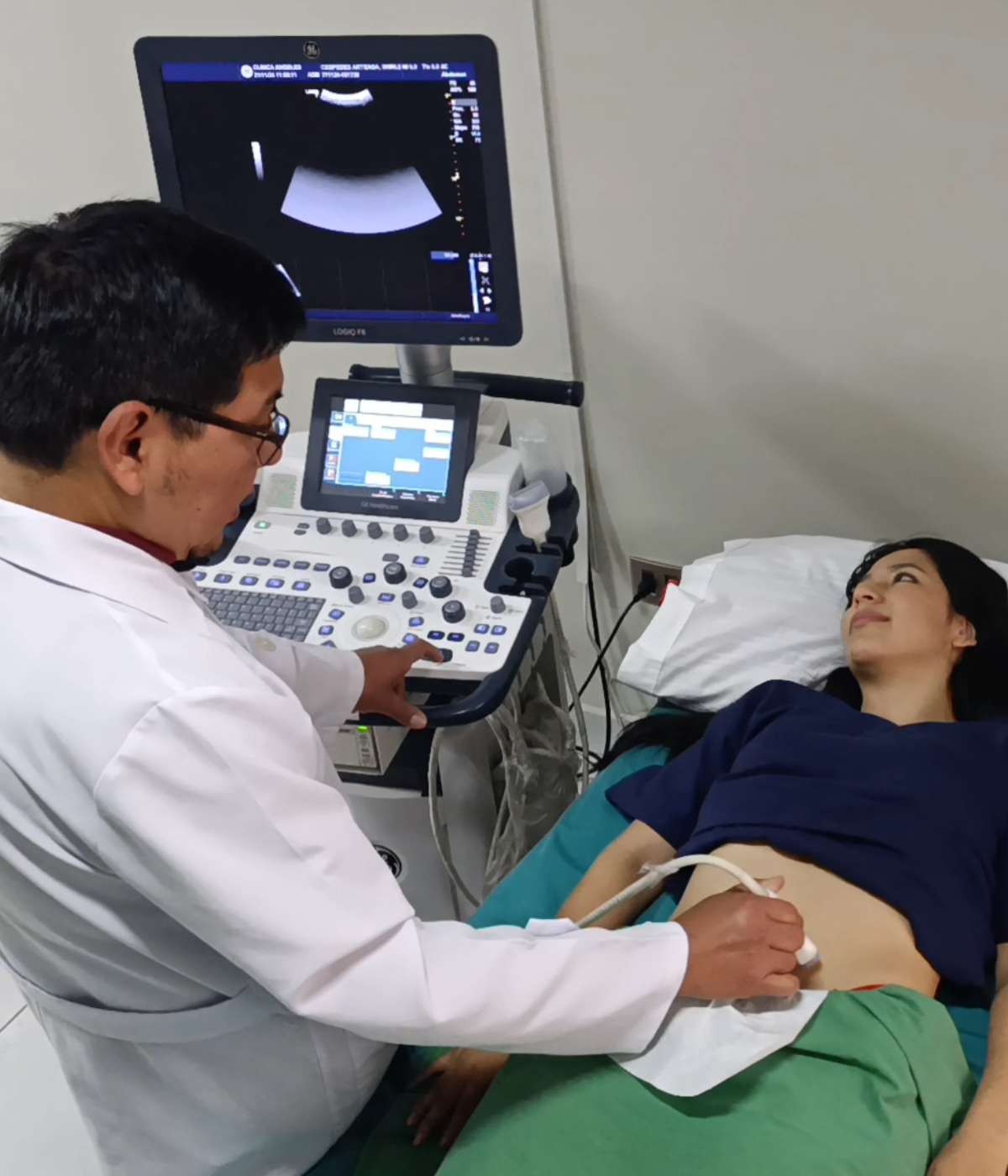 Equipo médico profesional de Clínica Ángeles en ambiente clínico moderno