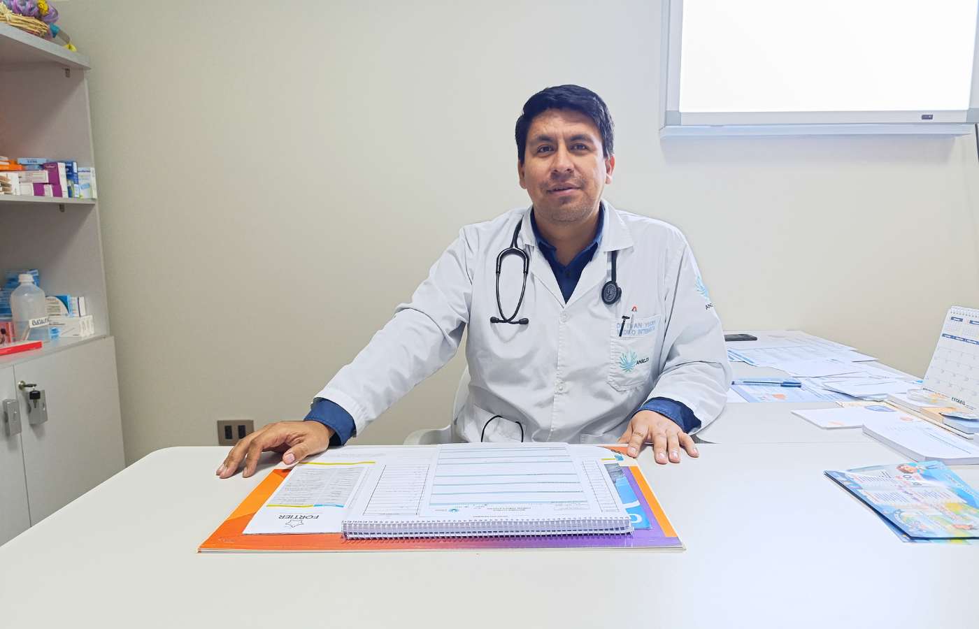 Recepción e instalaciones modernas de Clínica Ángeles en Sucre